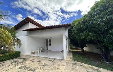 Imagem: A casa possui 3 Dormitórios, 3 Banheiros, 4 Vagas na garagem