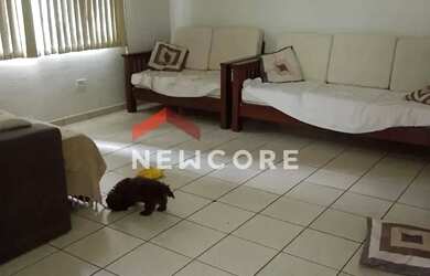 Imagem: A casa possui 3 Dormitórios, 2 Banheiros, 1 Vaga na garagem