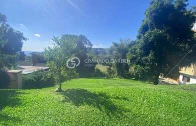 Imagem: O terreno possui 784m² de Área e está localizado em Gramado