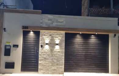 Imagem: A casa possui 4 Dormitórios, 5 Banheiros, 5 Vagas na garagem