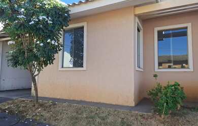 Imagem: A casa em condomínio possui 3 Dormitórios, 2 Banheiros, 2