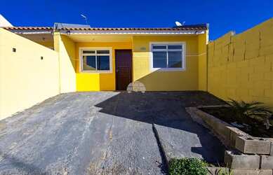 Imagem: A casa possui 2 Dormitórios, 1 Banheiro, 2 Vagas na garagem