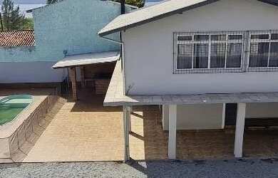 Imagem: A casa possui 5 Dormitórios, Acomodam 25 pessoas, 5 Vagas na