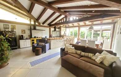 Imagem: A casa possui 4 Dormitórios, 3 Banheiros, 4 Vagas na garagem