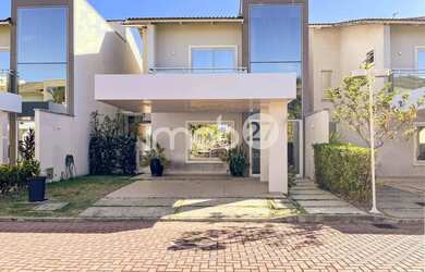 Imagem: A casa em condomínio possui 4 Dormitórios, 5 Banheiros, 2