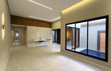 Imagem: A casa possui 3 Dormitórios, 2 Banheiros, 2 Vagas na garagem