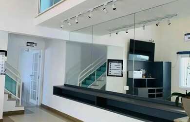 Imagem: A casa possui 4 Dormitórios, 5 Banheiros, 3 Vagas na garagem