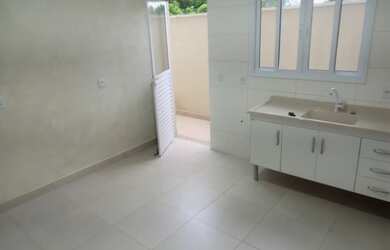 Imagem: A casa possui 2 Dormitórios, 2 Banheiros, 1 Vaga na garagem