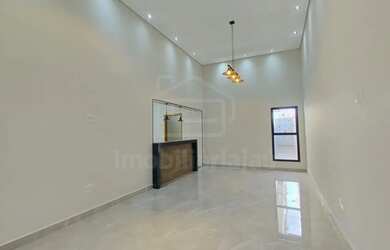 Imagem: A casa possui 3 Dormitórios, 1 Banheiro, 2 Vagas na garagem