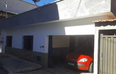 Imagem: A casa possui 3 Dormitórios, 1 Banheiro e 1 Vaga na garagem