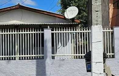 Imagem: A casa possui 3 Dormitórios, 1 Banheiro, 1 Vaga na garagem