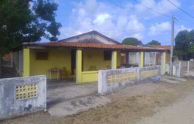 Imagem: A casa possui 3 Dormitórios, Acomodam 20 pessoas, 4 Vagas na