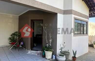 Imagem: A casa possui 4 Dormitórios, 2 Banheiros, 2 Vagas na garagem