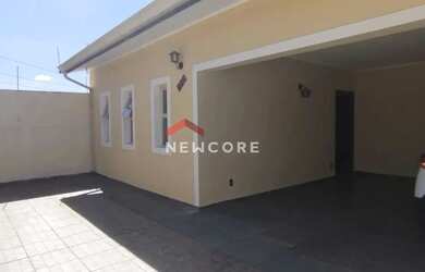 Imagem: A casa possui 3 Dormitórios, 2 Banheiros, 3 Vagas na garagem