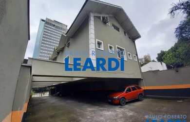 Imagem: O depósito possui 5 Vagas na garagem, 750m² de Área e está