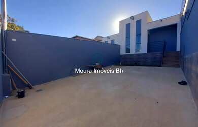 Imagem: A casa possui 3 Dormitórios, 2 Banheiros, 4 Vagas na garagem