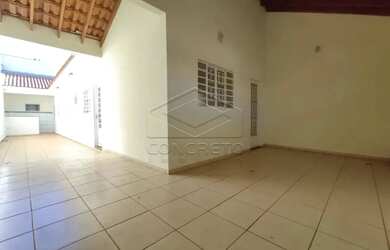 Imagem: A casa possui 3 Dormitórios, 2 Banheiros, 2 Vagas na garagem