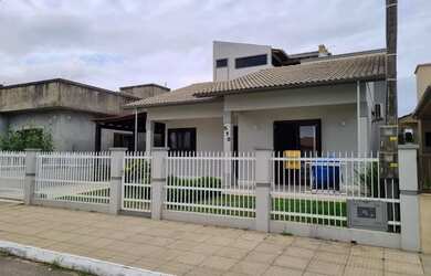 Imagem: A casa possui 2 Dormitórios, 1 Banheiro, 1 Vaga na garagem