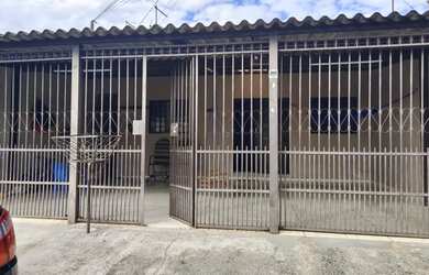 Imagem: A casa possui 3 Dormitórios, 1 Banheiro e 3 Vagas na garagem