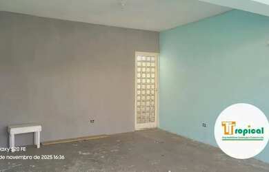 Imagem: A casa possui 2 Dormitórios, 1 Banheiro, 2 Vagas na garagem