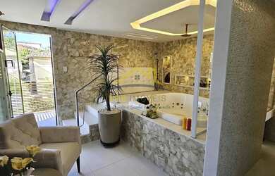 Imagem: A casa em condomínio possui 4 Dormitórios, 5 Banheiros, 1