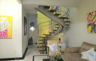 Imagem: A casa possui 4 Dormitórios, 1 Banheiro, 2 Vagas na garagem