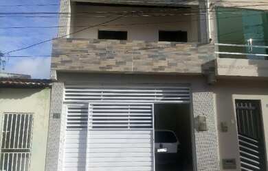 Imagem: A casa possui 4 Dormitórios, 2 Banheiros, 1 Vaga na garagem