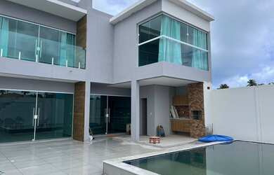 Imagem: A casa possui 4 Dormitórios e 2 Vagas na garagem e está localizado