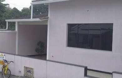 Imagem: A casa em condomínio possui 3 Dormitórios, 2 Banheiros, 100m²