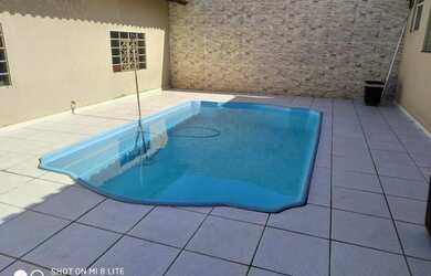 Imagem: A casa possui 3 Dormitórios, 3 Banheiros, 2 Vagas na garagem