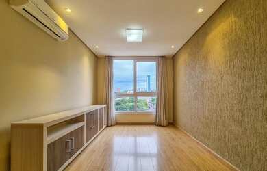 Imagem: O apartamento possui 2 Dormitórios, 1 Banheiro, 1 Vaga na garagem