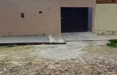 Imagem: A casa possui 2 Dormitórios, 1 Banheiro, 2 Vagas na garagem