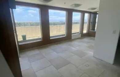 Imagem: O apartamento possui 4 Banheiros, 4 Vagas na garagem, 160m²