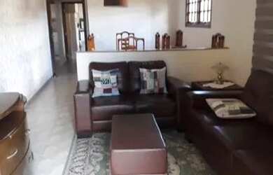 Imagem: A casa possui 4 Dormitórios, 5 Banheiros, 308m² de Área e