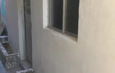 Imagem: A casa possui 2 Dormitórios, 2 Banheiros, Varanda e está