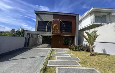 Imagem: A casa possui 3 Dormitórios, 3 Banheiros, 4 Vagas na garagem