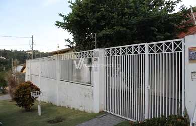 Imagem: A casa possui 4 Dormitórios, 5 Banheiros, 2 Vagas na garagem