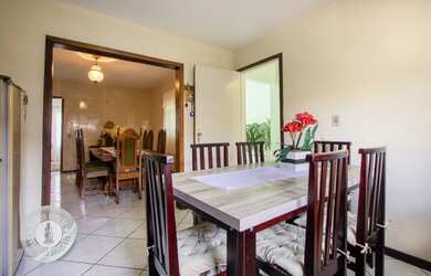 Imagem: A casa possui 3 Dormitórios, 2 Banheiros, 2 Vagas na garagem