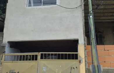 Imagem: A casa possui 3 Dormitórios, 1 Banheiro, 1 Vaga na garagem