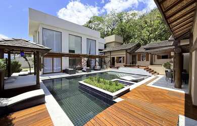 Imagem: A casa em condomínio possui 5 Dormitórios, 5 Banheiros, 627m²