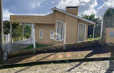 Imagem: A casa possui 3 Dormitórios, 2 Banheiros, 1 Vaga na garagem