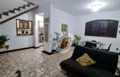 Imagem: A casa possui 2 Dormitórios, 3 Banheiros, 1 Vaga na garagem