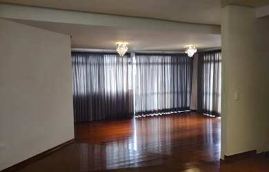 Imagem: A casa possui 4 Dormitórios, 3 Banheiros, 2 Vagas na garagem