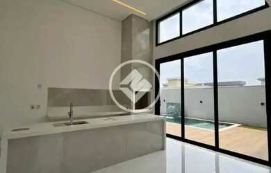 Imagem: A casa em condomínio possui 3 Dormitórios, 2 Banheiros, 4