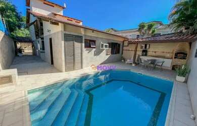 Imagem: A casa possui 4 Dormitórios, 1 Banheiro, 4 Vagas na garagem