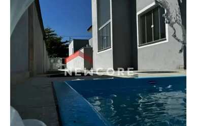 Imagem: A casa possui 3 Dormitórios, 2 Banheiros, 2 Vagas na garagem