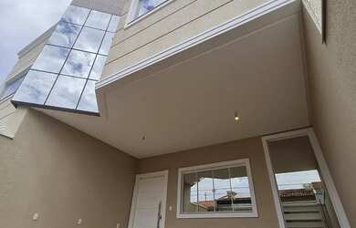 Imagem: A casa possui 3 Dormitórios, 4 Banheiros, 2 Vagas na garagem