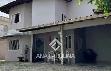 Imagem: A casa possui 4 Dormitórios, 3 Banheiros, 2 Vagas na garagem