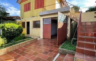 Imagem: A casa possui 3 Dormitórios, 2 Banheiros, 1 Vaga na garagem