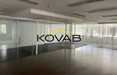 Imagem: O depósito para alugar possui 5 Vagas na garagem e 200m² de